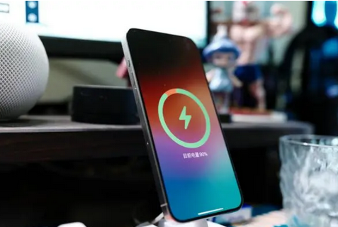 嵊泗苹果15换屏服务分享用什么充电器给iPhone15充电更好 